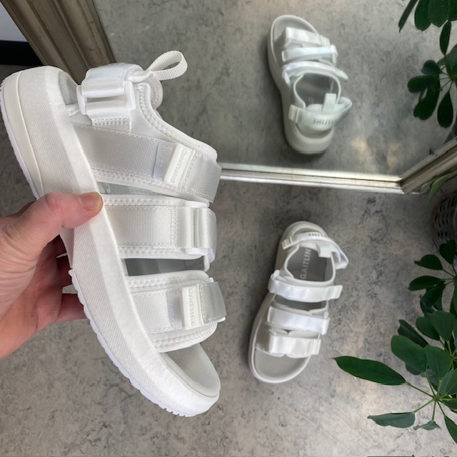 Vit sandal från Gaitline med rullsula