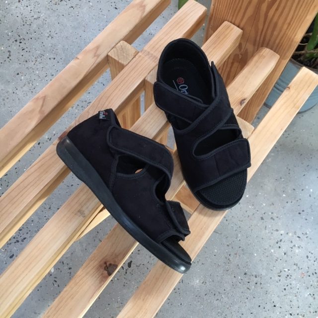Sandal från OrtoMed med kardborreband och hälkappa