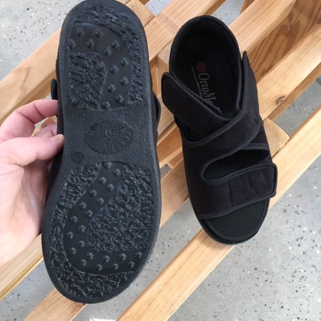 Sandal från OrtoMed med kardborreband och hälkappa