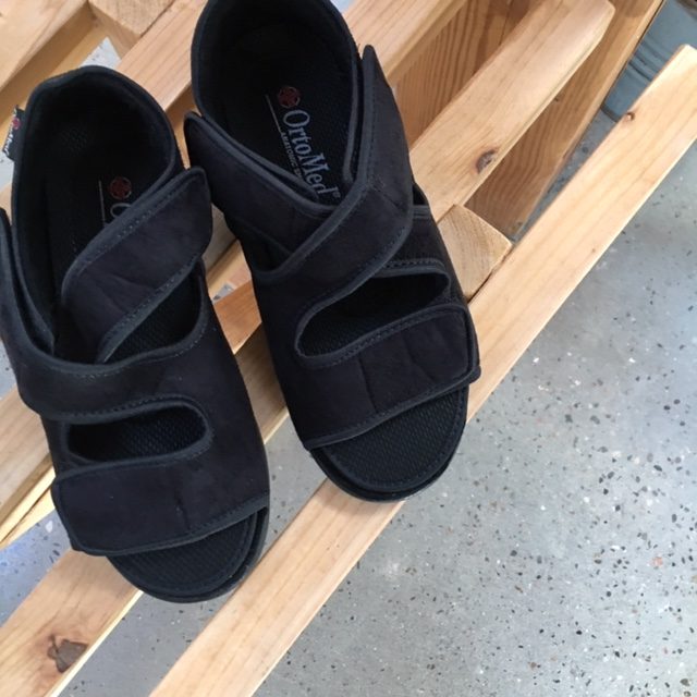 Sandal från OrtoMed med kardborreband och hälkappa