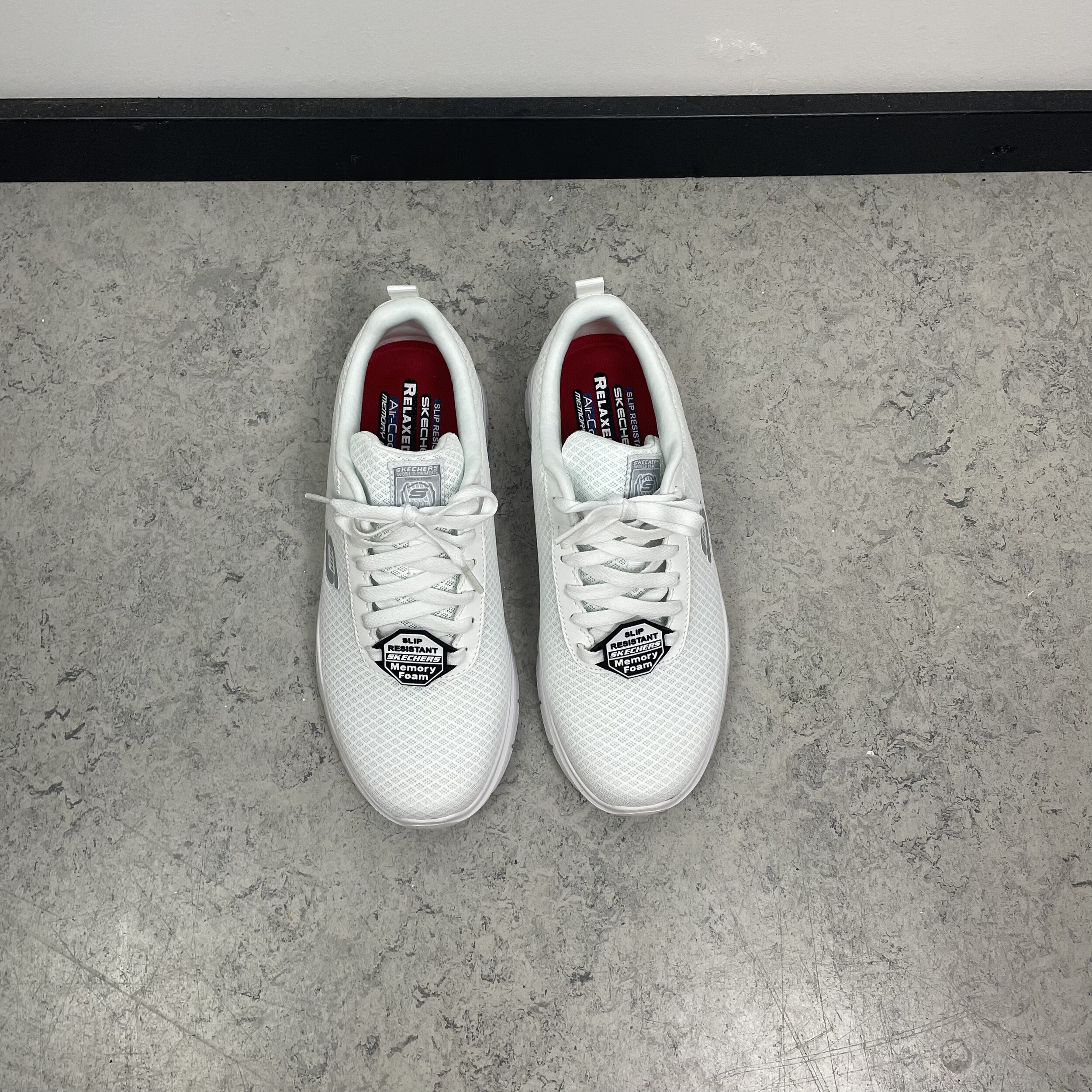 Skechers Work i vitt med andningsbart material