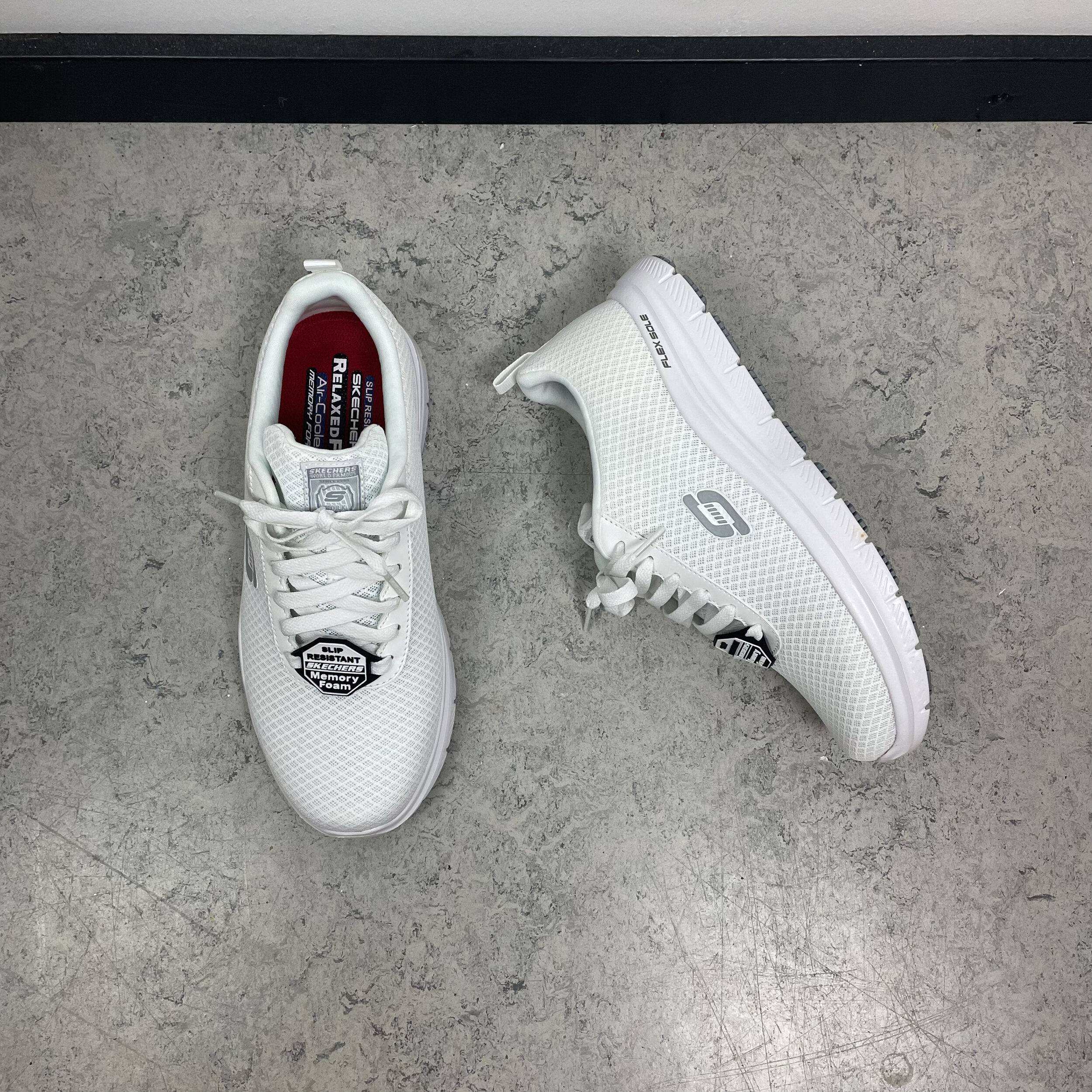 Skechers Work i vitt med andningsbart material