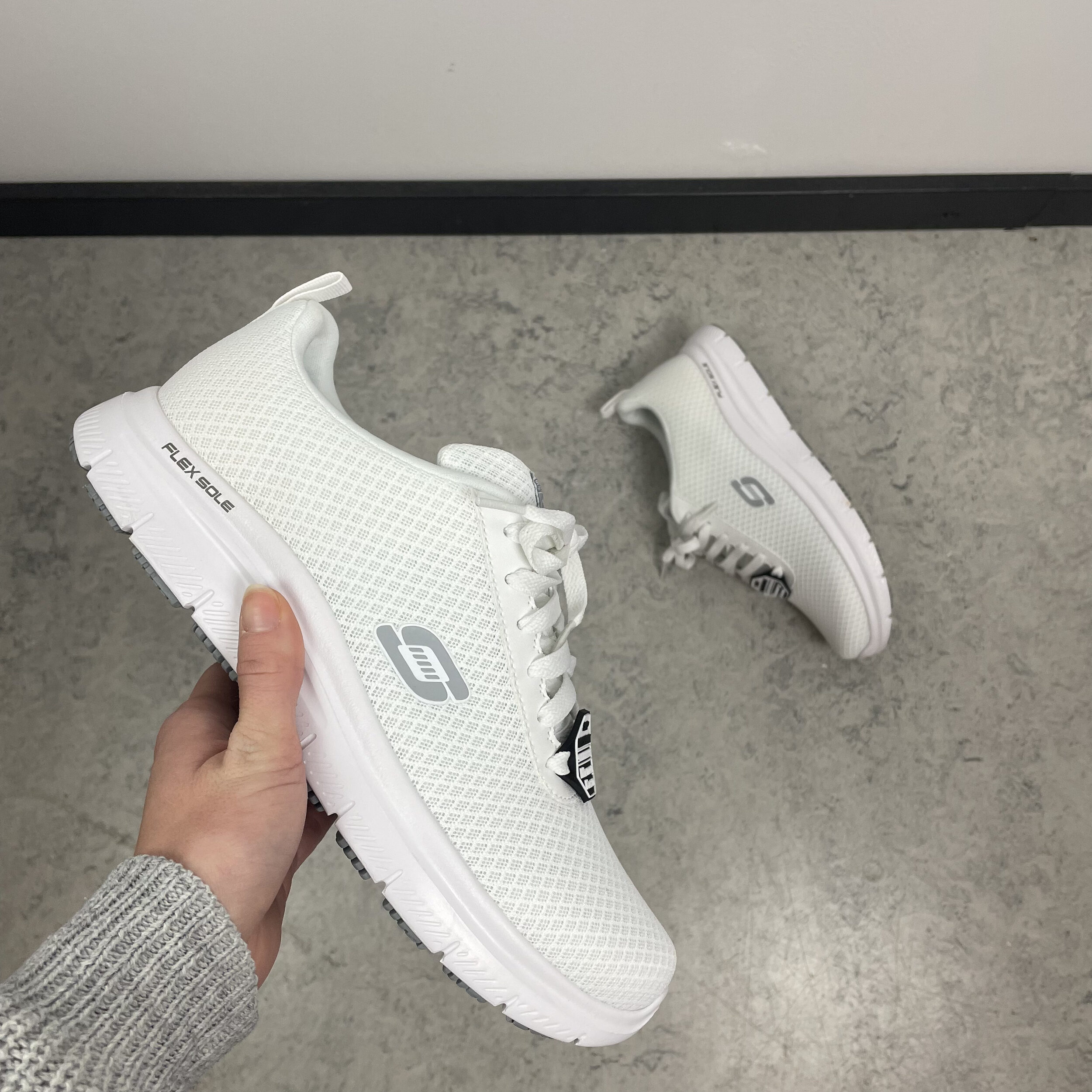 Skechers Work i vitt med andningsbart material