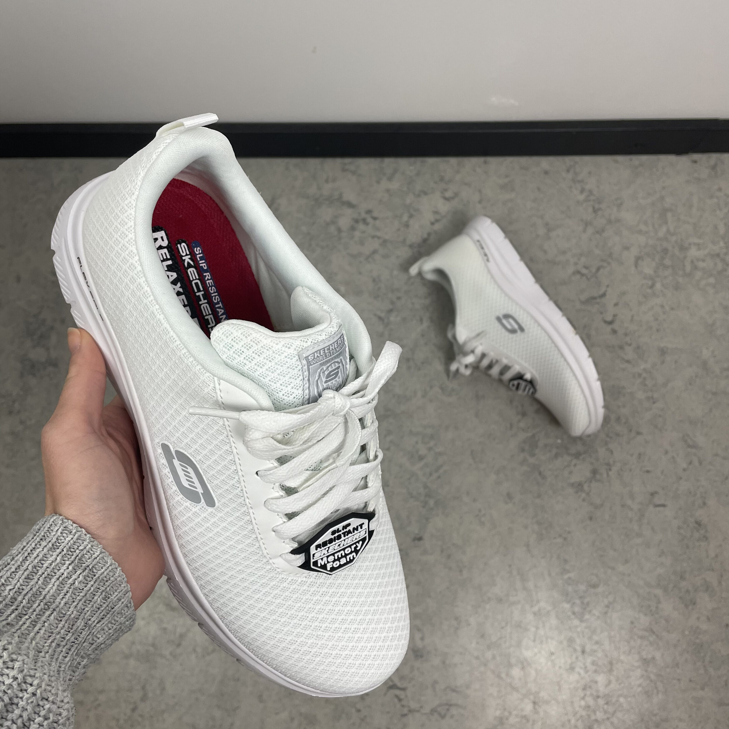 Skechers Work i vitt med andningsbart material