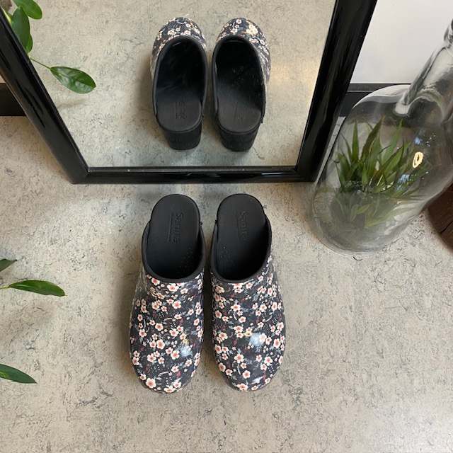 Sanita toffelträskor med svart/vita blommor