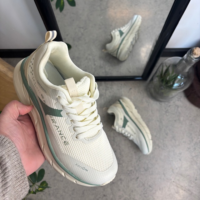 Andningsbara Endurance Comfortfit sneakers med gröna detaljer