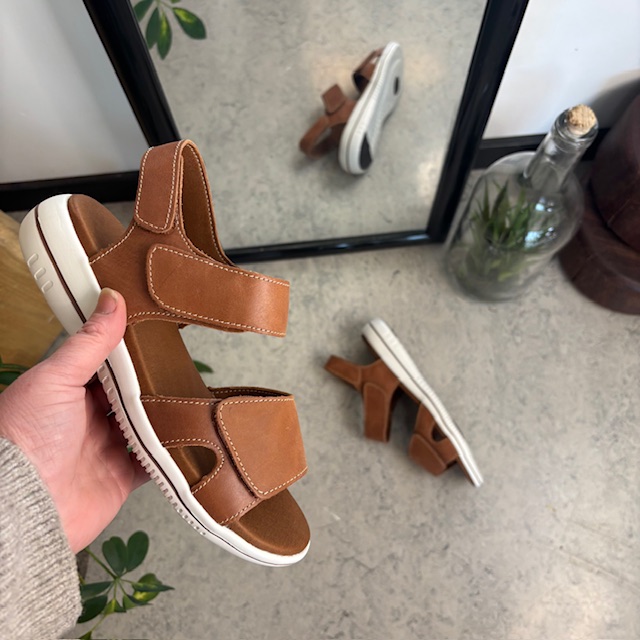 Brun skinnsandal från Green Comfort