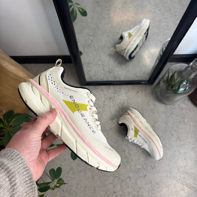 Andningsbara Endurance Comfortfit sneakers med rosa detaljer