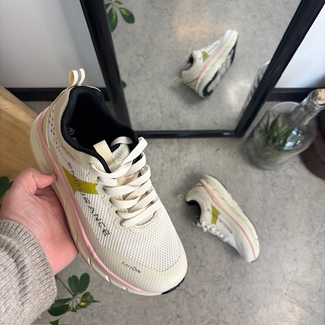 Andningsbara Endurance Comfortfit sneakers med rosa detaljer