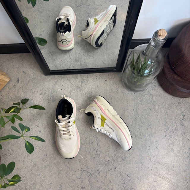 Andningsbara Endurance Comfortfit sneakers med rosa detaljer