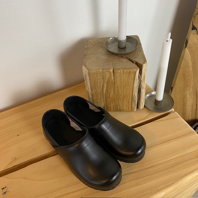 Svart flexibel Sanita-träsko med hälkappa.