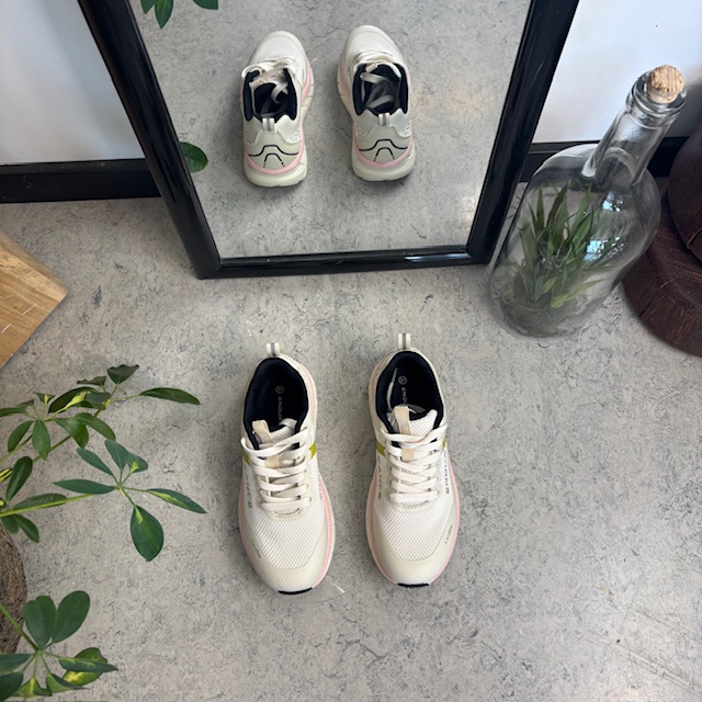 Andningsbara Endurance Comfortfit sneakers med rosa detaljer