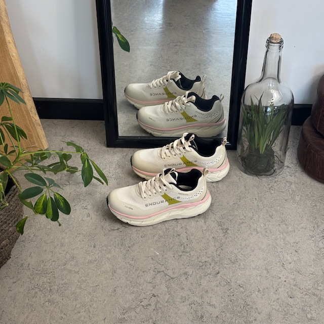 Andningsbara Endurance Comfortfit sneakers med rosa detaljer