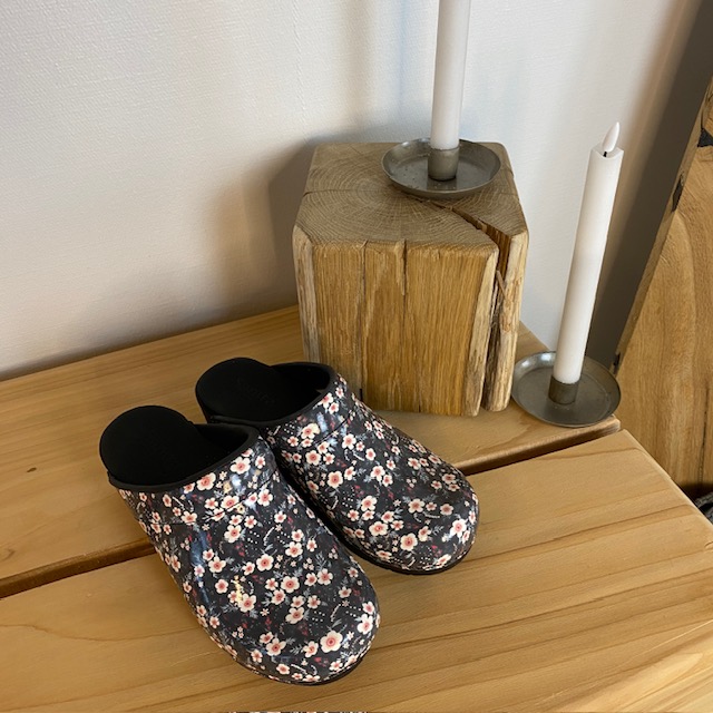 Sanita toffelträskor med svart/vita blommor