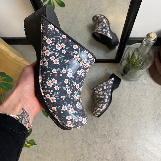 Sanita toffelträskor med svart/vita blommor