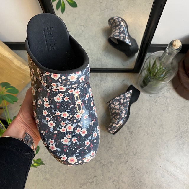 Sanita toffelträskor med svart/vita blommor