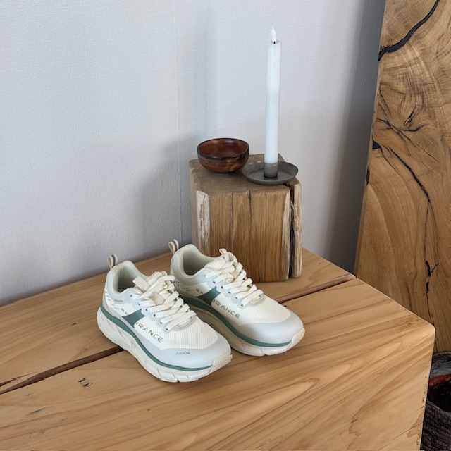 Andningsbara Endurance Comfortfit sneakers med gröna detaljer