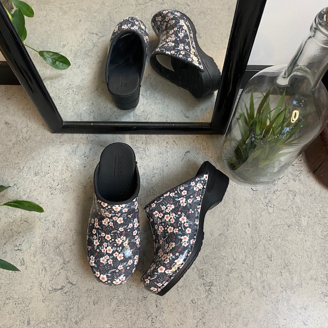 Sanita toffelträskor med svart/vita blommor