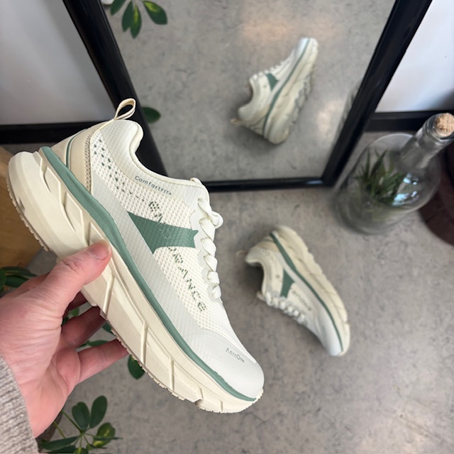 Andningsbara Endurance Comfortfit sneakers med gröna detaljer