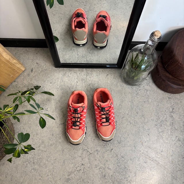 Flexibla laxrosa sneakers med elastiska snören.