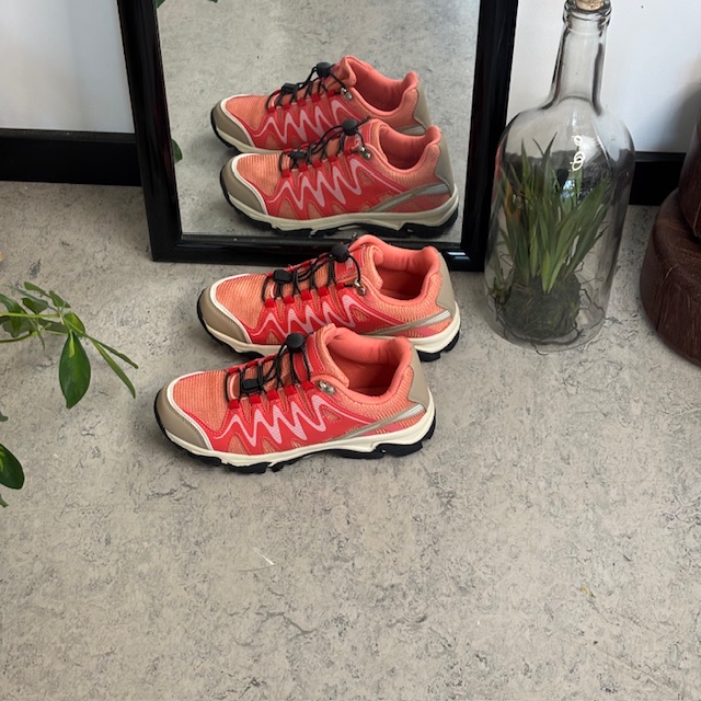 Flexibla laxrosa sneakers med elastiska snören.
