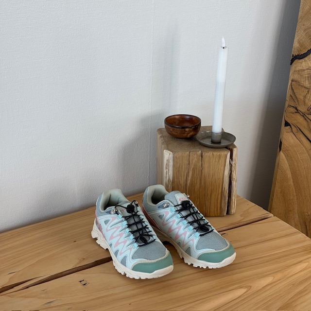Flexibla blå sneakers med elastiska skosnören.