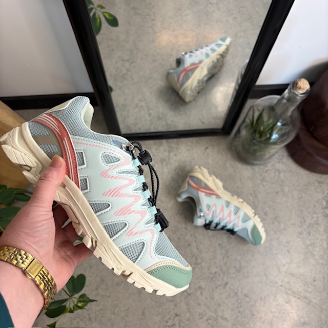 Flexibla blå sneakers med elastiska skosnören.