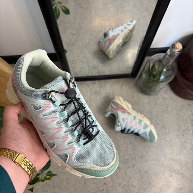 Flexibla blå sneakers med elastiska skosnören.