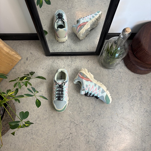 Flexibla blå sneakers med elastiska skosnören.