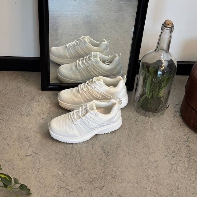 Vit lättviktssko från Gaitline med optimal stötdämpning och hålfotsstöd
