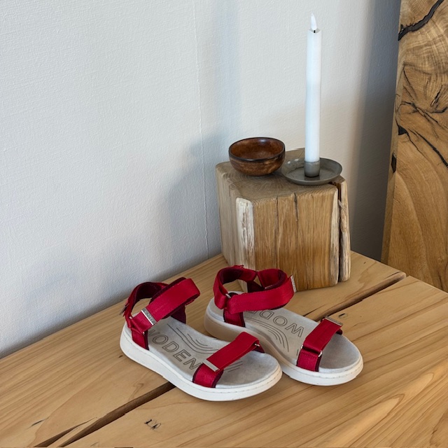 Smart röd sandal från Woden