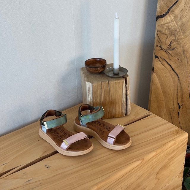 Smart multifärgad sandal från Woden