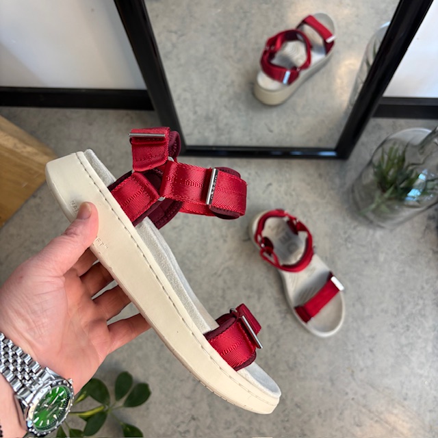 Smart röd sandal från Woden