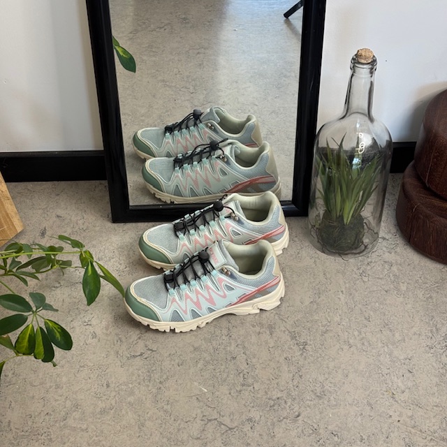Flexibla blå sneakers med elastiska skosnören.