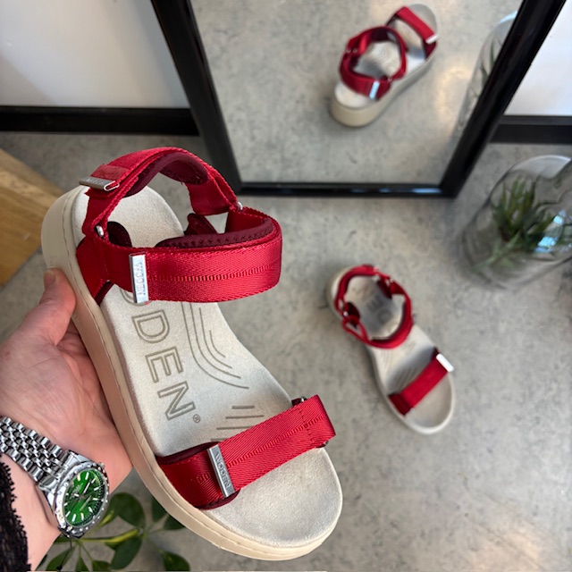 Smart röd sandal från Woden