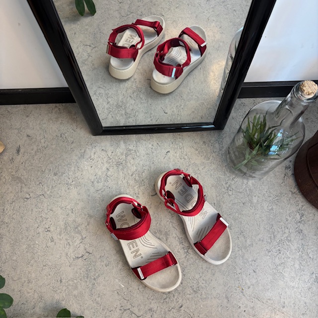 Smart röd sandal från Woden