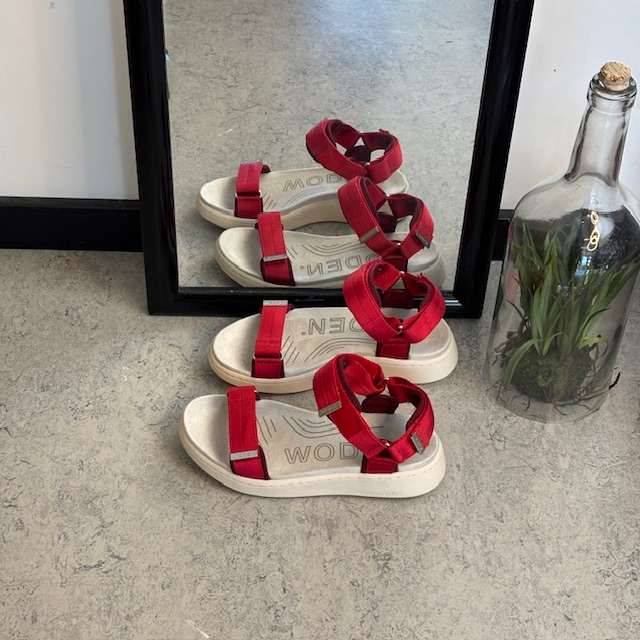 Smart röd sandal från Woden
