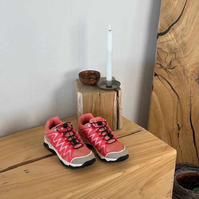 Flexibla laxrosa sneakers med elastiska snören.