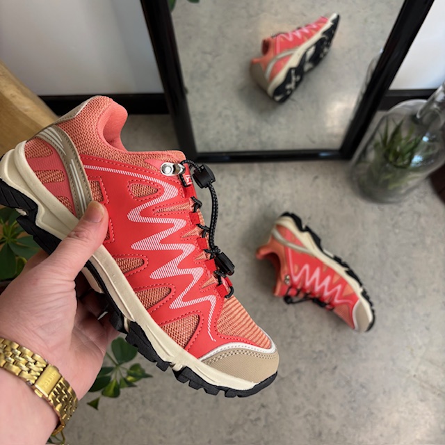 Flexibla laxrosa sneakers med elastiska snören.