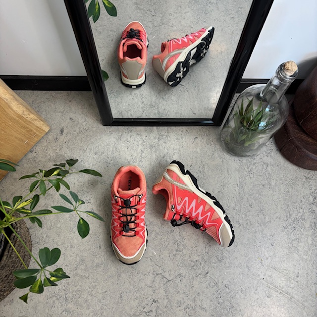 Flexibla laxrosa sneakers med elastiska snören.