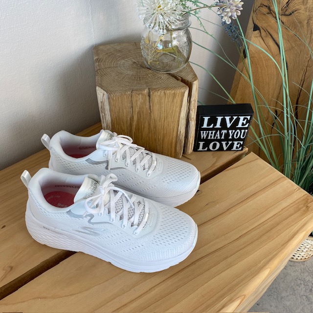 Vita Skechers Max Cushion skor – optimal support och oöverträffad komfort.