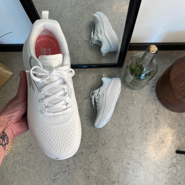 Vita Skechers Max Cushion skor – optimal support och oöverträffad komfort.