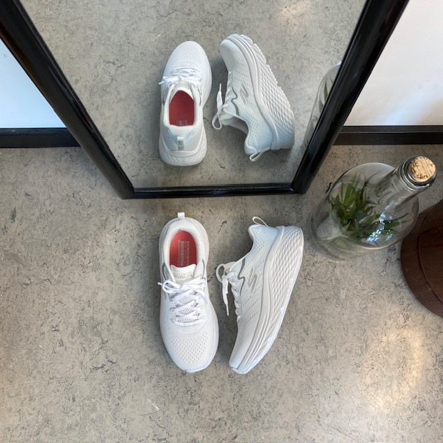 Vita Skechers Max Cushion skor – optimal support och oöverträffad komfort.