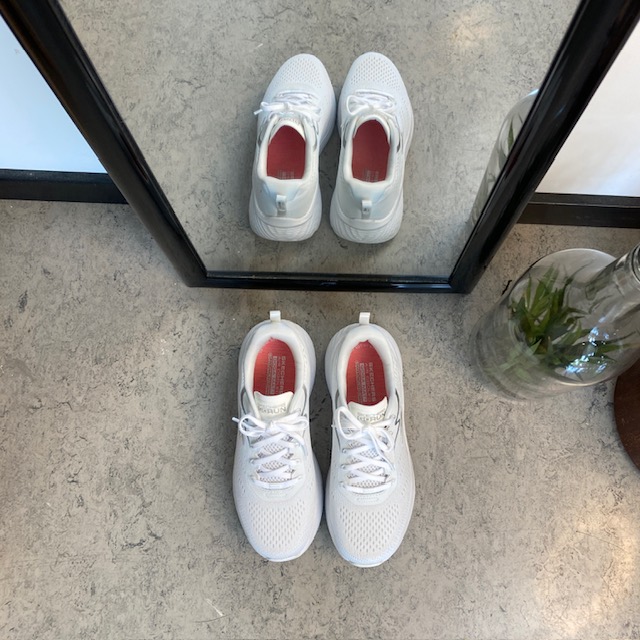 Vita Skechers Max Cushion skor – optimal support och oöverträffad komfort.