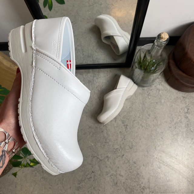 Vit flexibel Sanita-träsko med hälkappa.