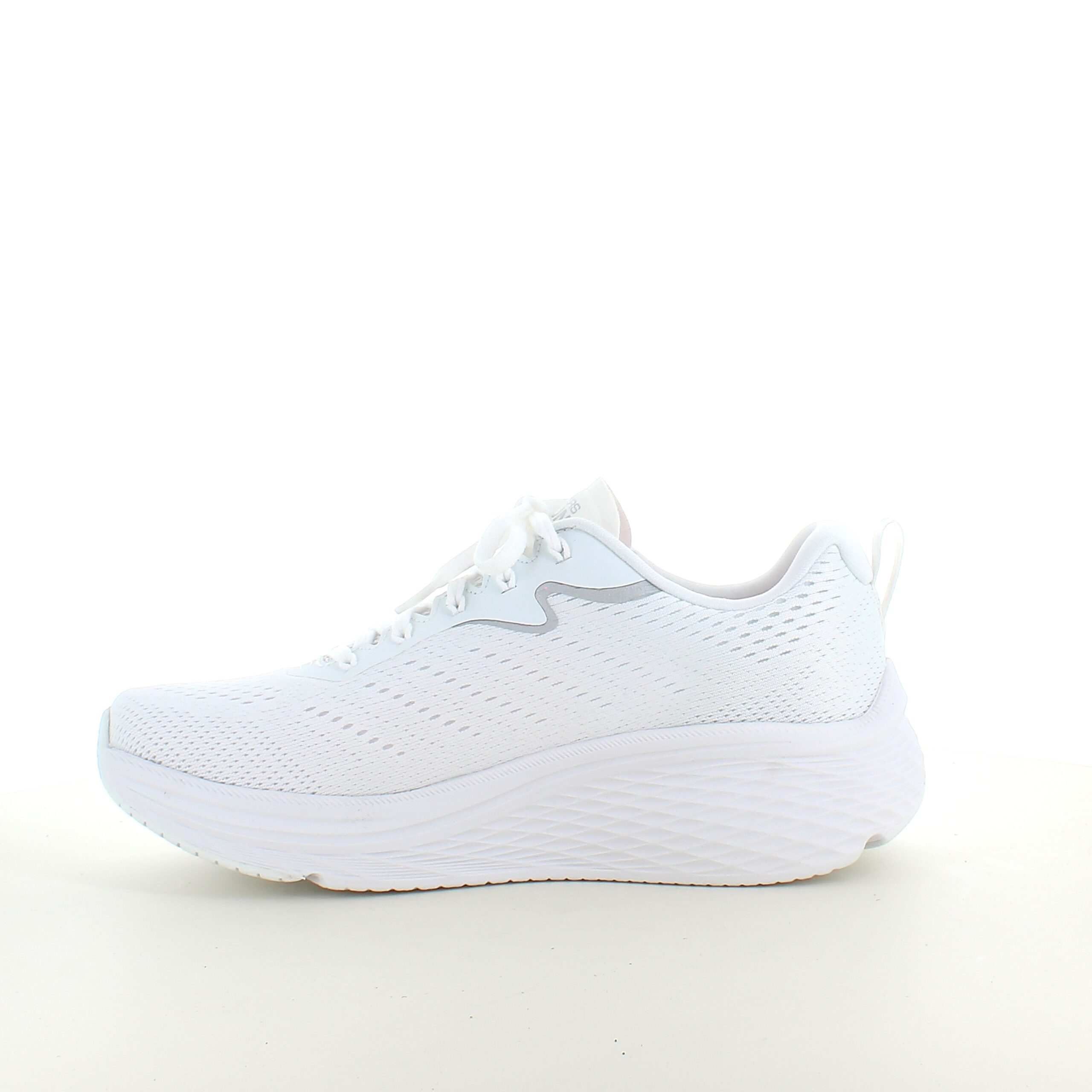 Vita Skechers Max Cushion skor – optimal support och oöverträffad komfort.