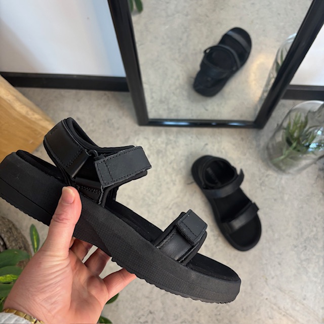 Svart Gaitline sandal med rullsula