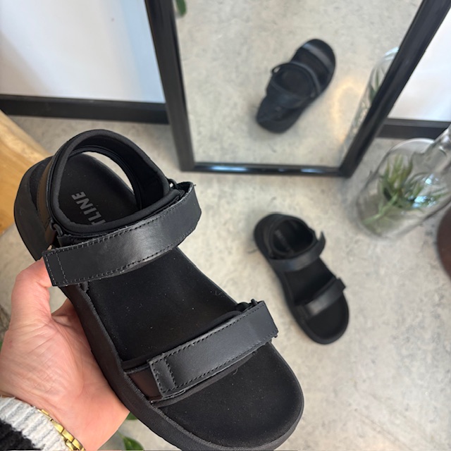 Svart Gaitline sandal med rullsula