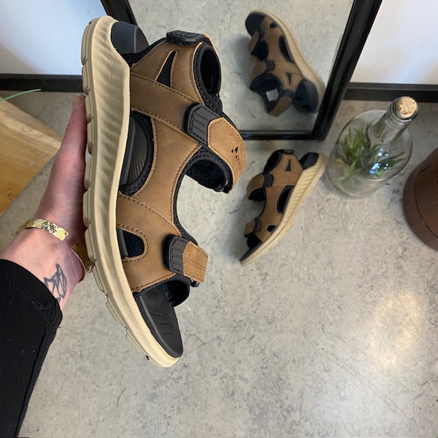 Brun herrvandalsandal från Whistler med bra hålfotsstöd