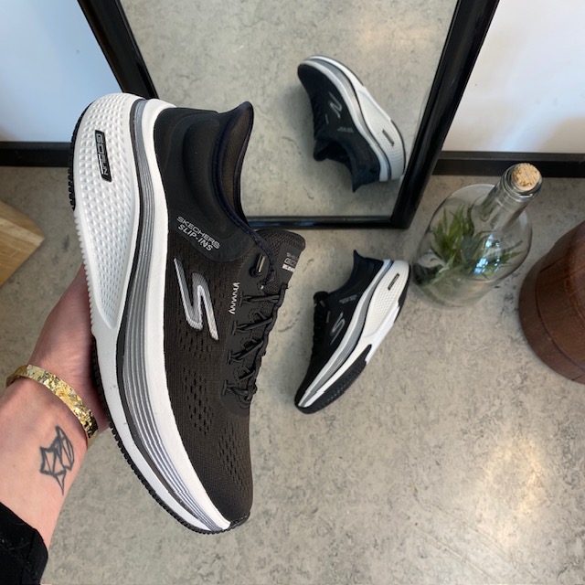Svarta slip-ins skor från Skechers med elastisk snörning